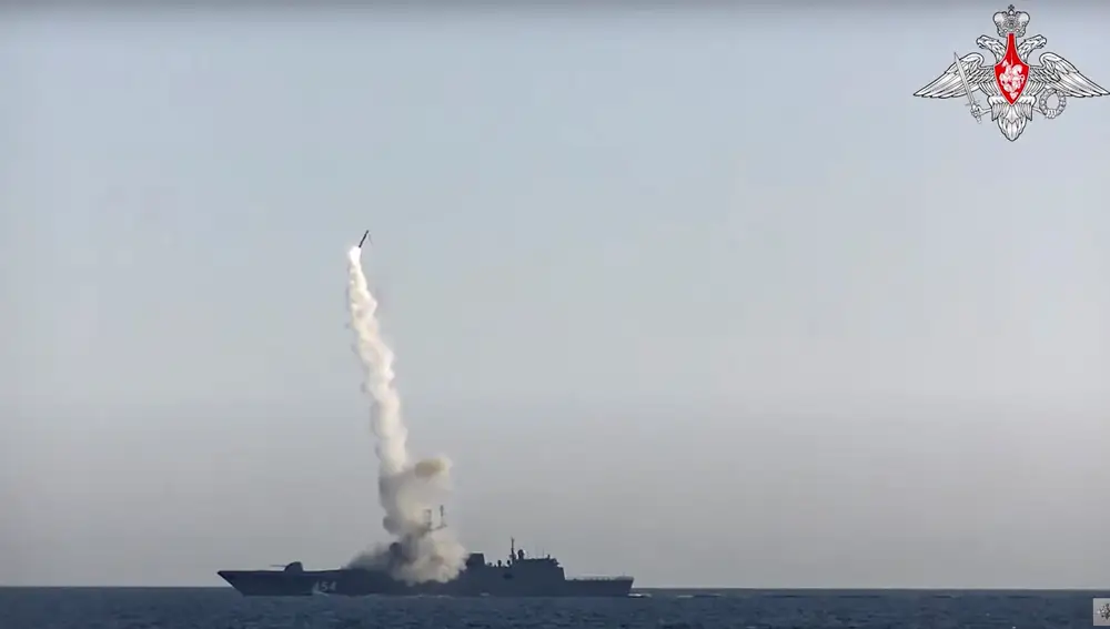 Un barco ruso lanza un misil Tsirkon en una foto de archivo