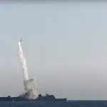 Un barco ruso lanza un misil Tsirkon en una foto de archivo