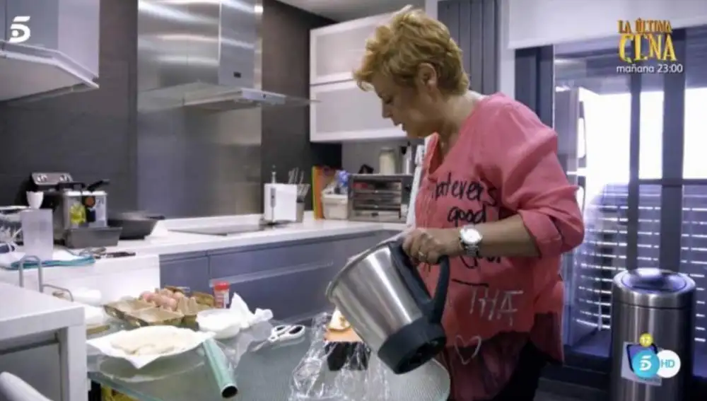 Terelu Campos con su robot de cocina