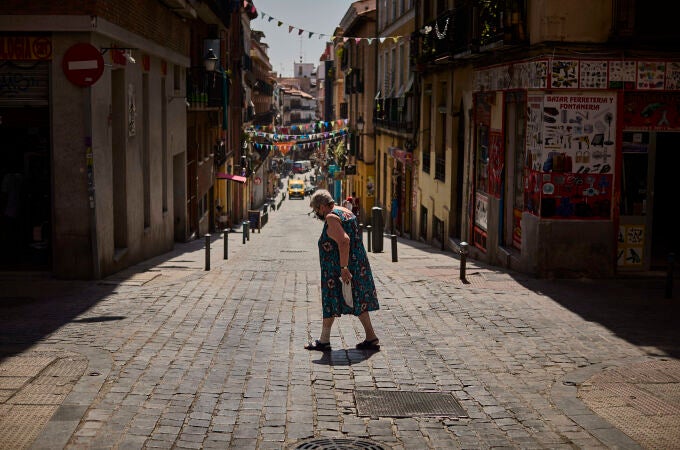 Personas mayores viven en soledad en el barrio madrileño de Embajadores.