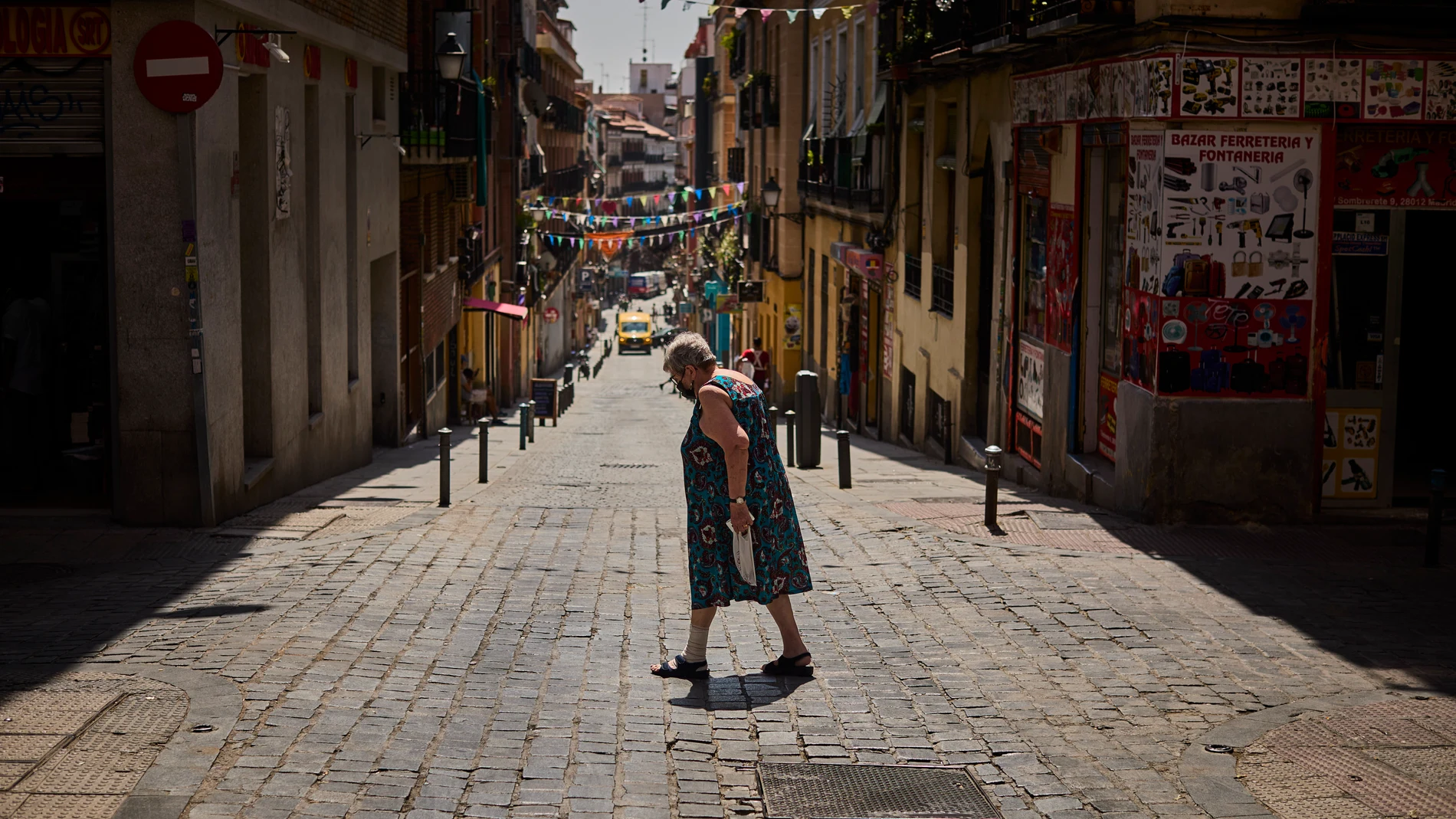 Personas mayores viven en soledad en el barrio madrileño de Embajadores.