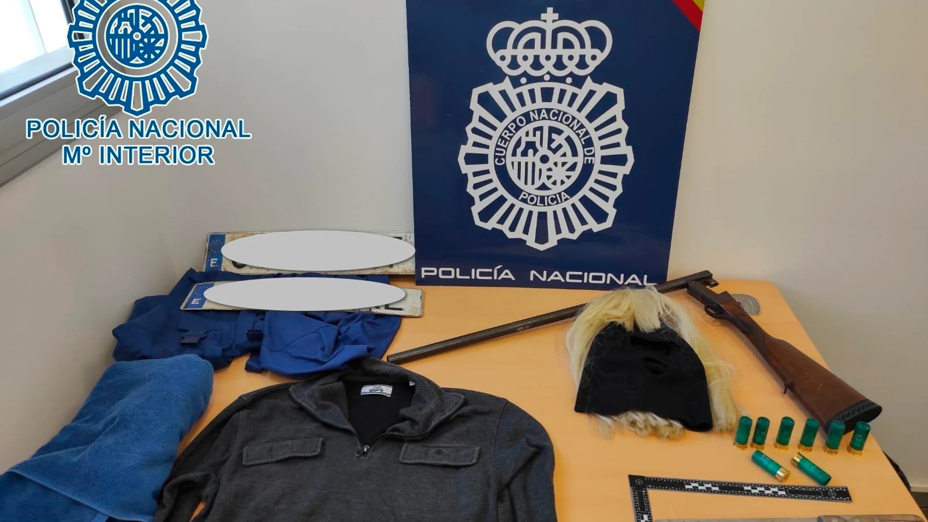 Material incautado a una pareja, de 47 y 39 años, a los que la Policía Nacional detuvo en Alcalá de Guadaira (Sevilla). Policía Nacional