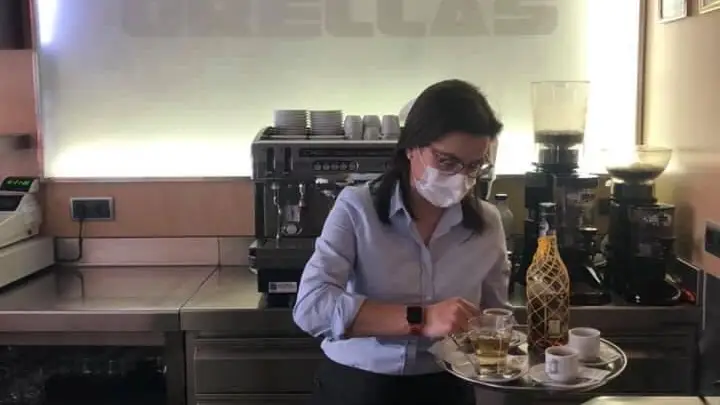Ana Belén Vázquez, diputada del PP en el bar familiar &quot;Orellas&quot;, en Bande (Orense)