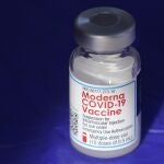 En la imagen, un vial con la vacuna de Moderna contra la Covid-19