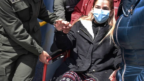 Foto de Archivo: La expresidenta interina de Bolivia Jeanine Áñez (c) es trasladada a un centro médico en La Paz (Bolivia)