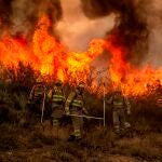 Bomberos realizan tareas de extinción en el municipio orensano de Rubiá, que ayer había arrasado 200 hectáreas
