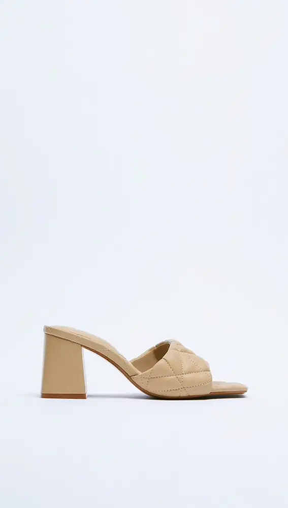 Sandalia de tacón ancho acolchada, de Zara