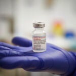 Una profesional sanitaria sostiene un vial de la vacuna de Moderna contra la Covid-1