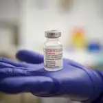 Una profesional sanitaria sostiene un vial de la vacuna de Moderna contra la Covid-1