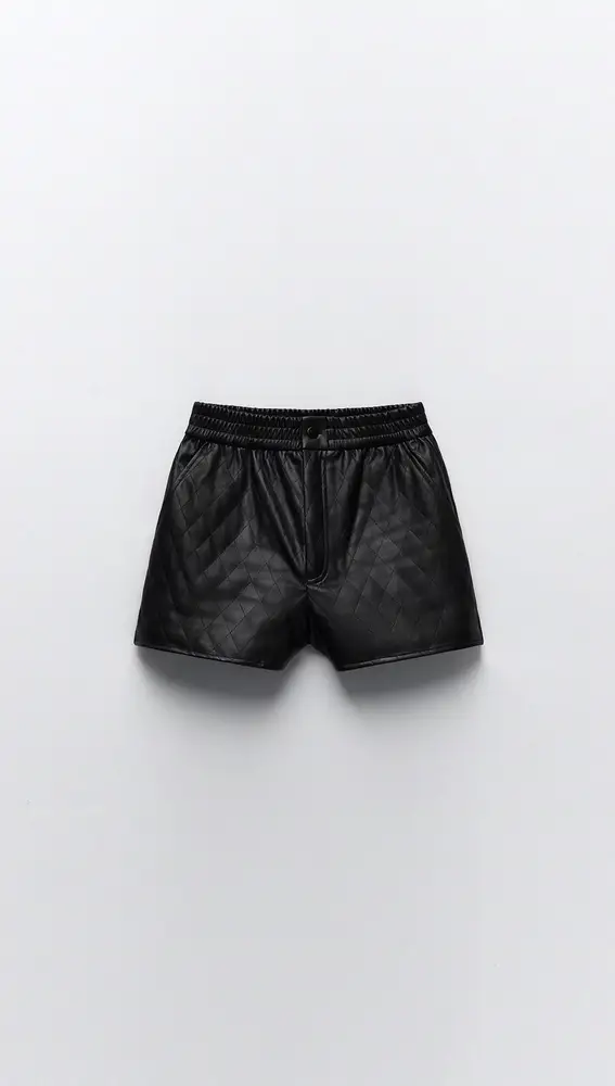 Shorts acolchados efecto piel, de Zara
