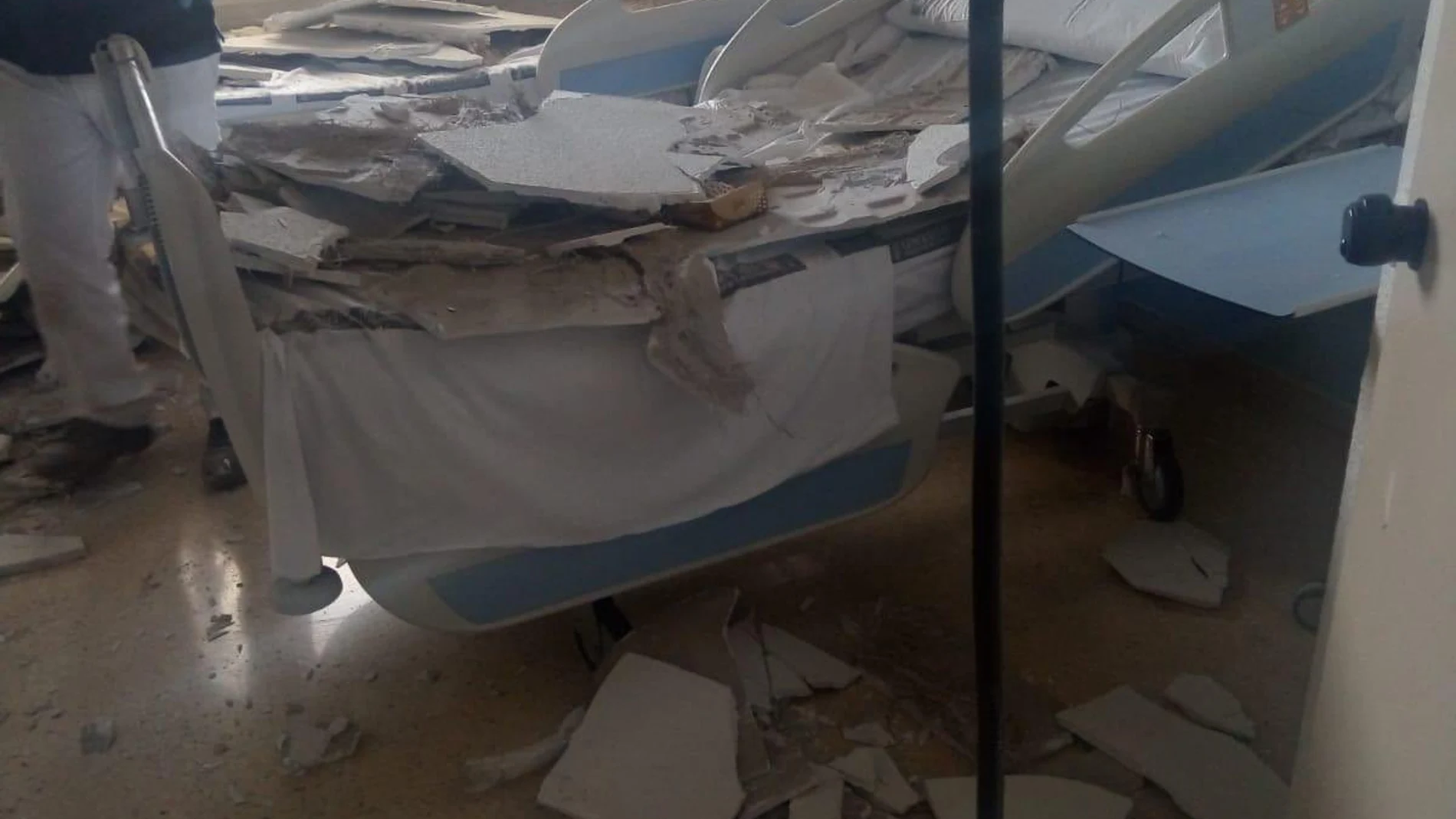Imagen del derrumbe del techo de la habitación de este hospital valenciano