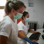 Dos profesionales sanitarias trabajan en el dispositivo de vacunación instalado por el Servicio Navarro de Salud en el antiguo colegio de Maristas, a 13 de agosto de 2021, en Pamplona, Navarra (España).