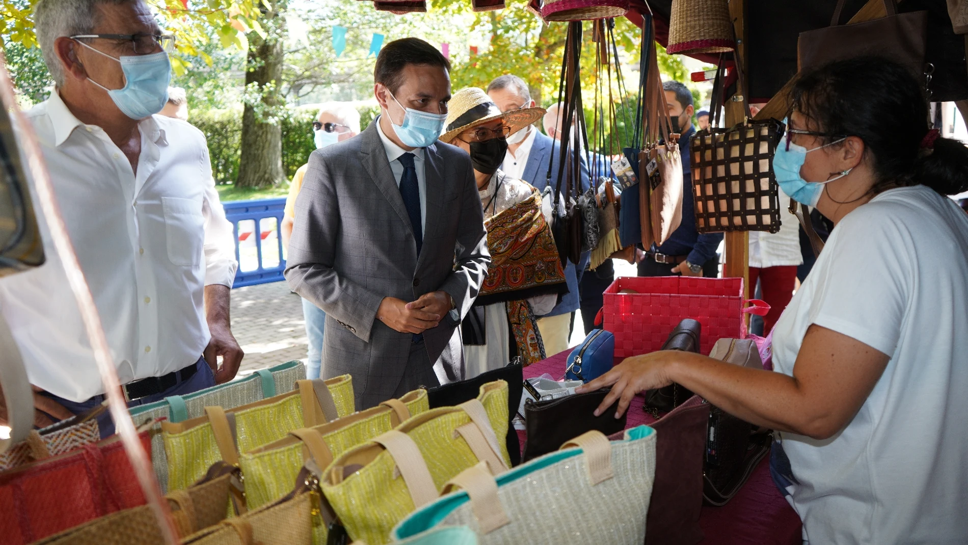 El viceconsejero Raúl Fernández Sobrino en la feria de Turismo y de Artesanía en Guardo
