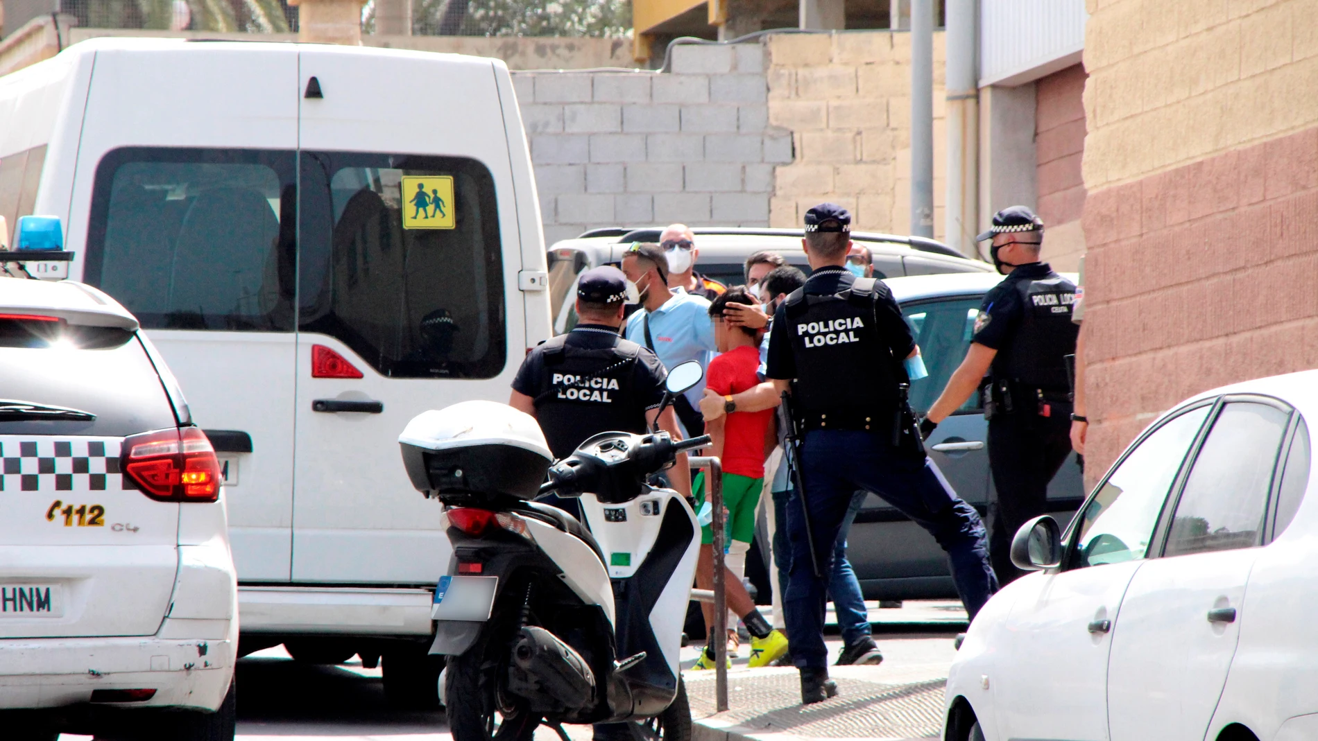 El Ministerio del Interior ha empezado a retornar a Marruecos a parte de los 800 menores que entraron en Ceuta durante el 17 y 18 de mayo y que permanecían en la ciudad autónoma.