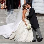 Unos novios salen de la iglesia de Los Jerónimos de Madrid tras contraer matrimonio