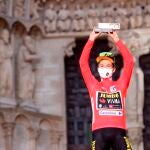 Roglic se vistió con el primer maillot rojo de la Vuelta