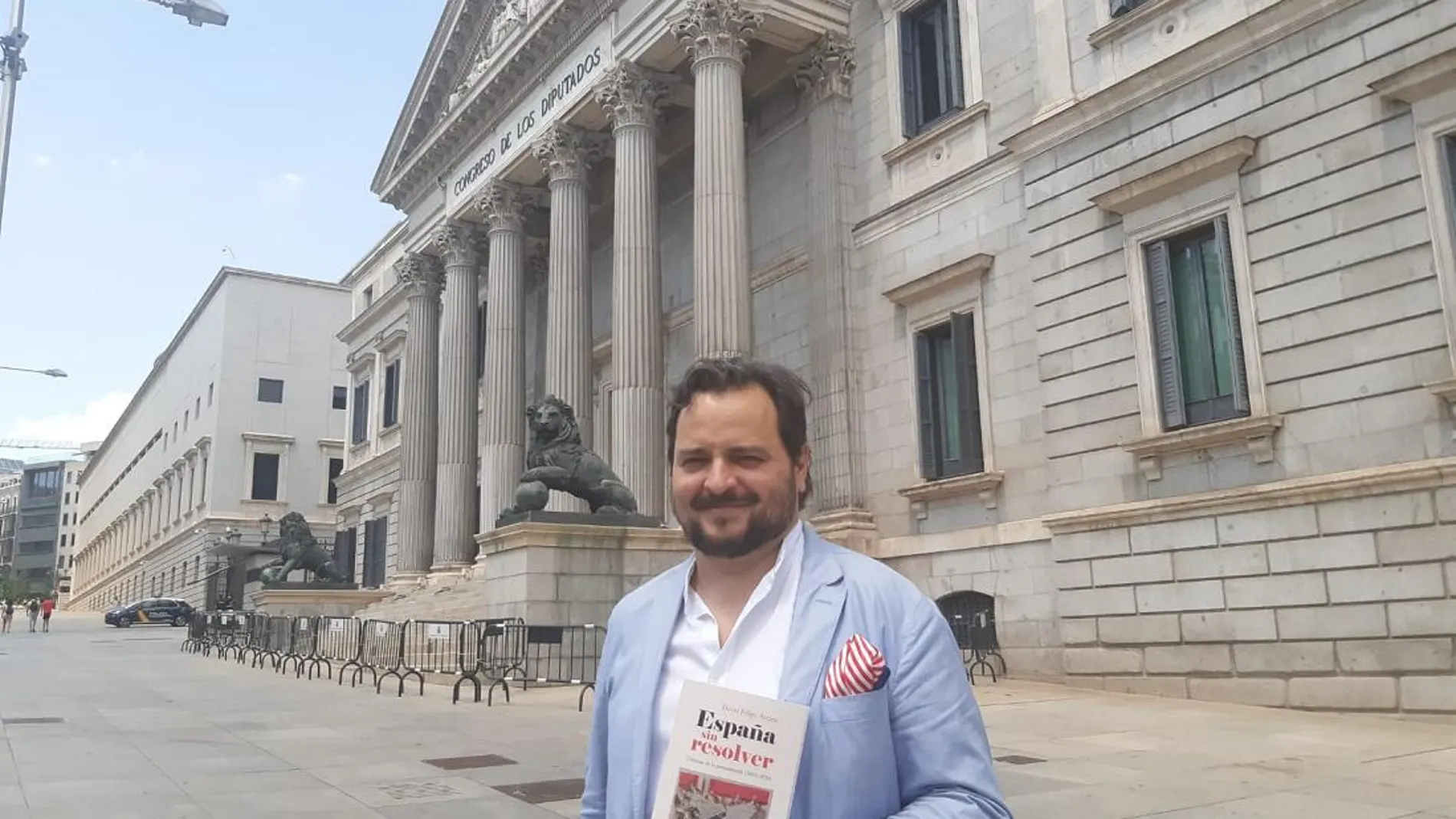 El autor, David Felipe Arranz, frente al Congreso de los Diputados