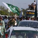 Paquistaníes enarbolan banderas nacionales en la celebración del día de la independencia de Pakistán