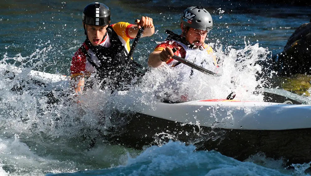 Los palistas españoles Marcos González y Alan Padilla durante la prueba de canoa doble sprint del Campeonato de Europa de Aguas Bravas que se celebra en Alejico-Sabero (León) este sábado. EFE/J.Casares