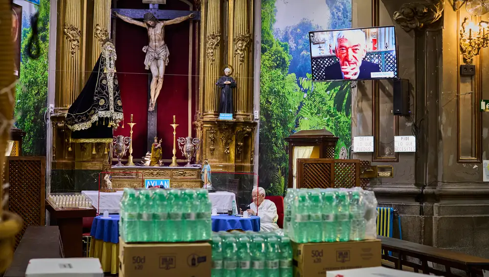 La parroquia de San Antón de Madrid ofrece agua para paliar los efectos de calor
