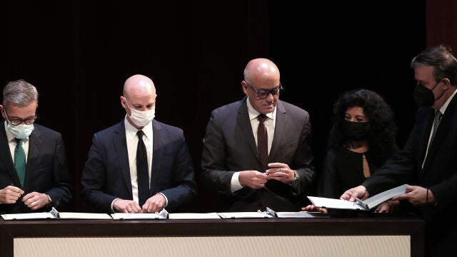 El representante de la oposición venezolana, Gerardo Blyde Pérez, el director del Centro Noruego de Resolución de Conflictos, Dag Nylander, el presidente de la Asamblea Nacional de Venezuela, Jorge Rodríguez, y el canciller mexicano Marcelo Ebrard, firman hoy un memorando de entendimiento en el Museo de Antropología e Historia de la Ciudad de México (México).
