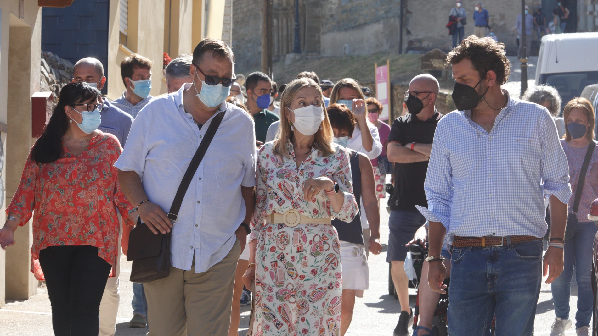 La vicesecretaria de Política Social del Partido Popular, Ana Pastor, junto al alcalde de Villafranca del Bierzo (León), Jose Manuel Pereira (I), y el presidente del PP en León, Javier Santiago (D), durante su visita a la localidad