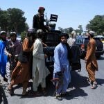 Talibanes patrullan Herat tras tomar el control de la ciudad afgana