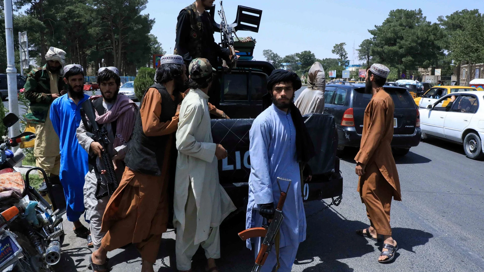 Talibanes patrullan Herat tras tomar el control de la ciudad afgana