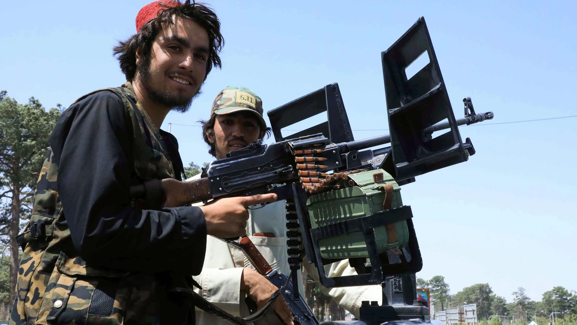 Combatientes talibanes patrullan las calles de Herat, ayer sábado