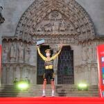 GRAF3186. BURGOS, 14/08/2021.- El esloveno Primoz Roglic, del Jumbo-Visma, tras ganar la primera etapa, contrarreloj de 7 km, de la 76 edición de la Vuelta a España 2021, este sábado en la Catedral de Burgos. EFE/ Manuel Bruque
