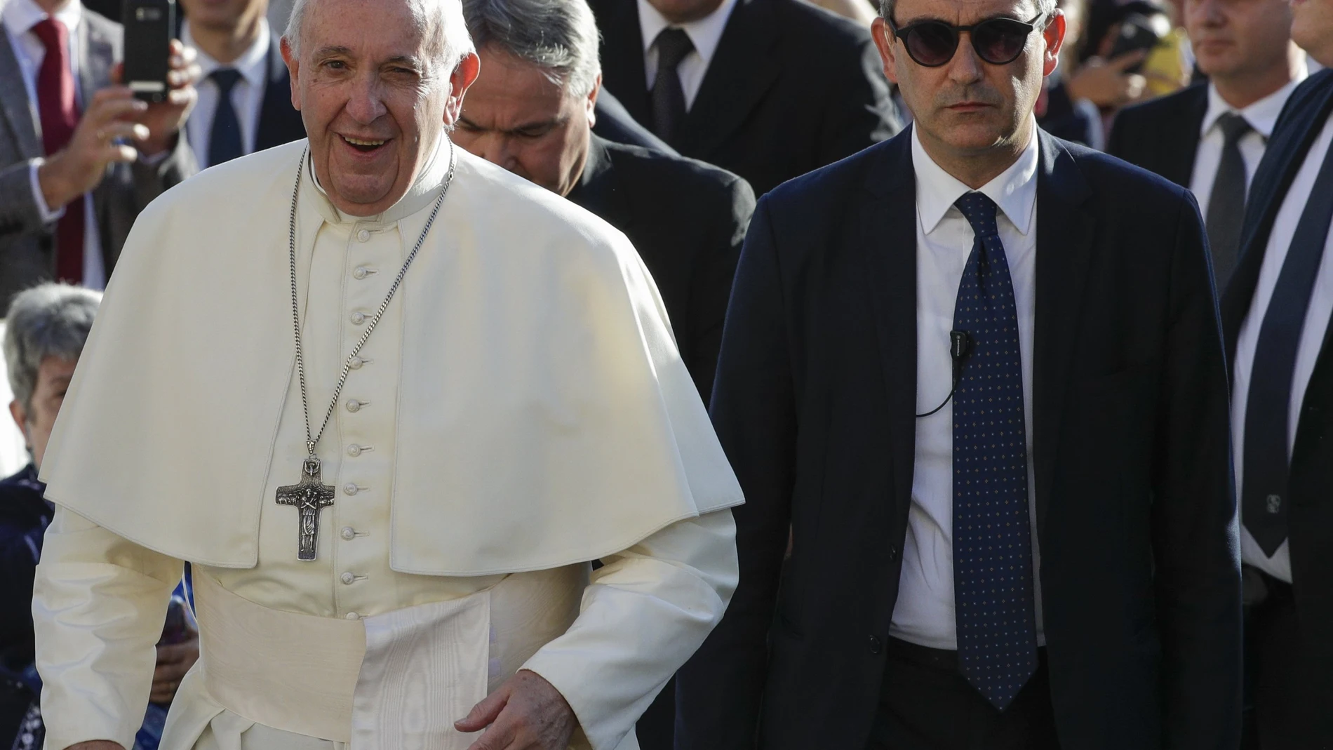 Gianluca Gauzzi junto a Francisco, durante una audiencia en la plaza de San Pedro del Vaticano