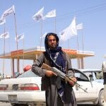 Un combatiente taliban se muestra desafiante tras la toma de la ciudad de Ghazni, ayer