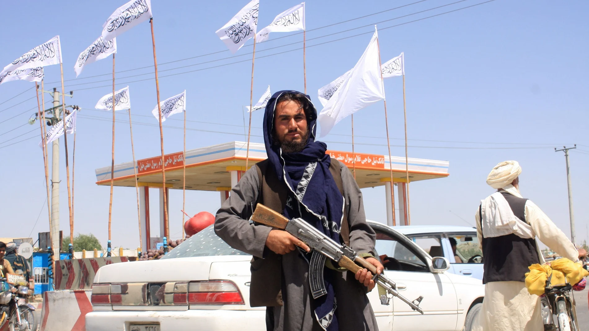 Un combatiente taliban se muestra desafiante tras la toma de la ciudad de Ghazni, ayer