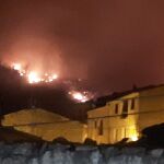 Imagen del fuego desde Azuébar (Castellón), el municipio que ha tenido que ser desalojado