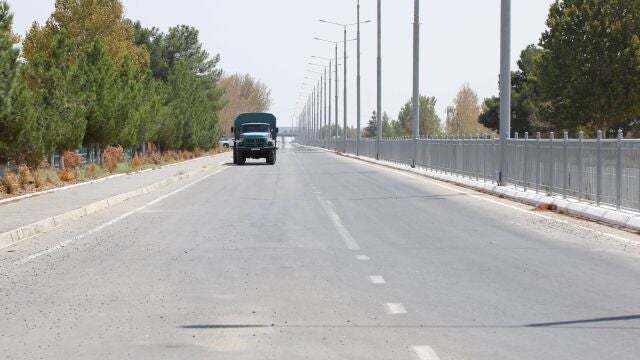 Un camión circula en Ayritom, en la frontera entre Afganistán y Uzbekistan