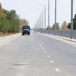 Un camión circula en Ayritom, en la frontera entre Afganistán y Uzbekistan