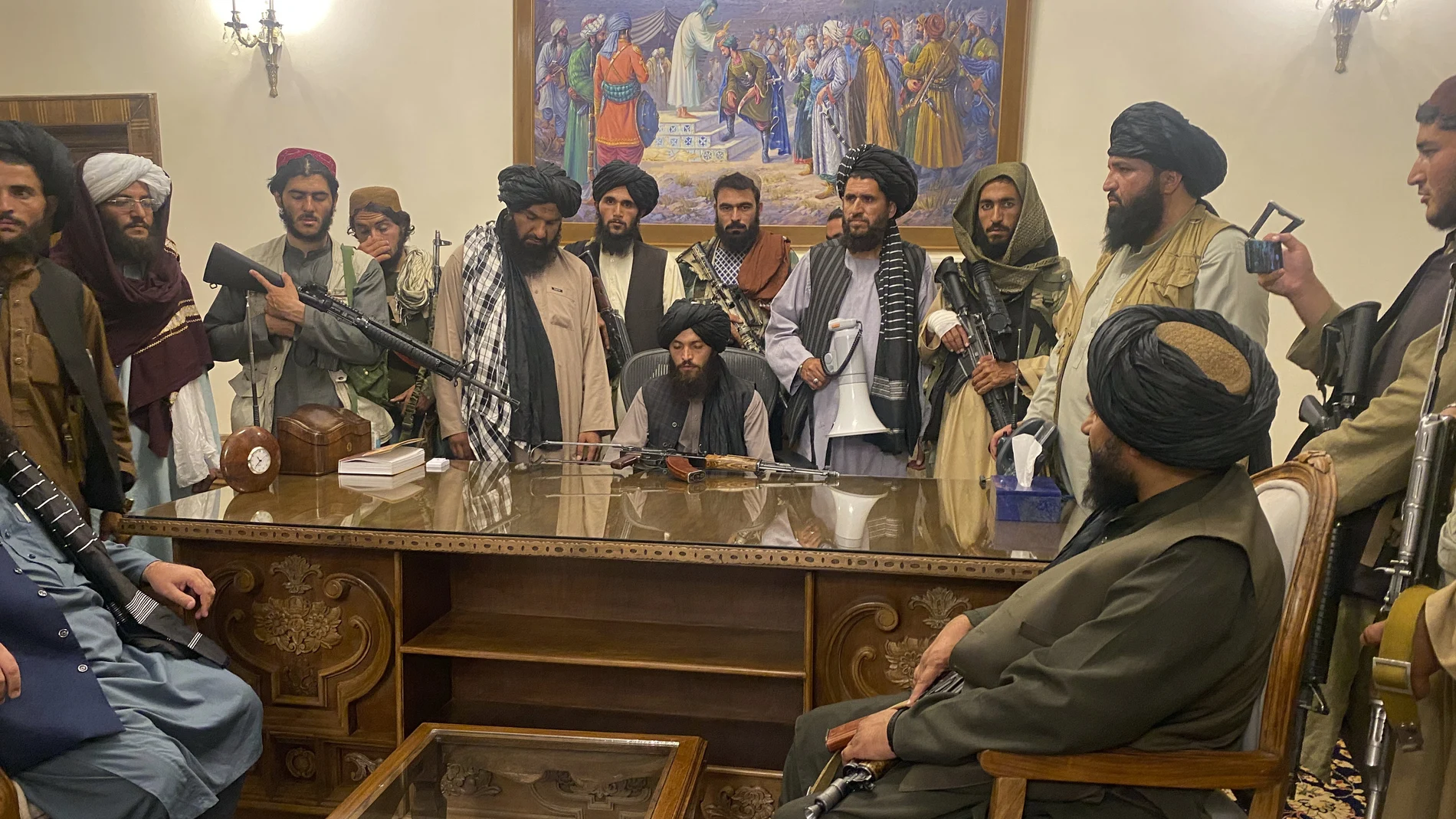 Los talibanes toman el control del Palacio Presidencial en Kabul después de que el presidente de Afganistán, Ashraf Ghani, se marchara del país