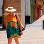Una mujer camina por una calle del centro de Murcia, este domingo