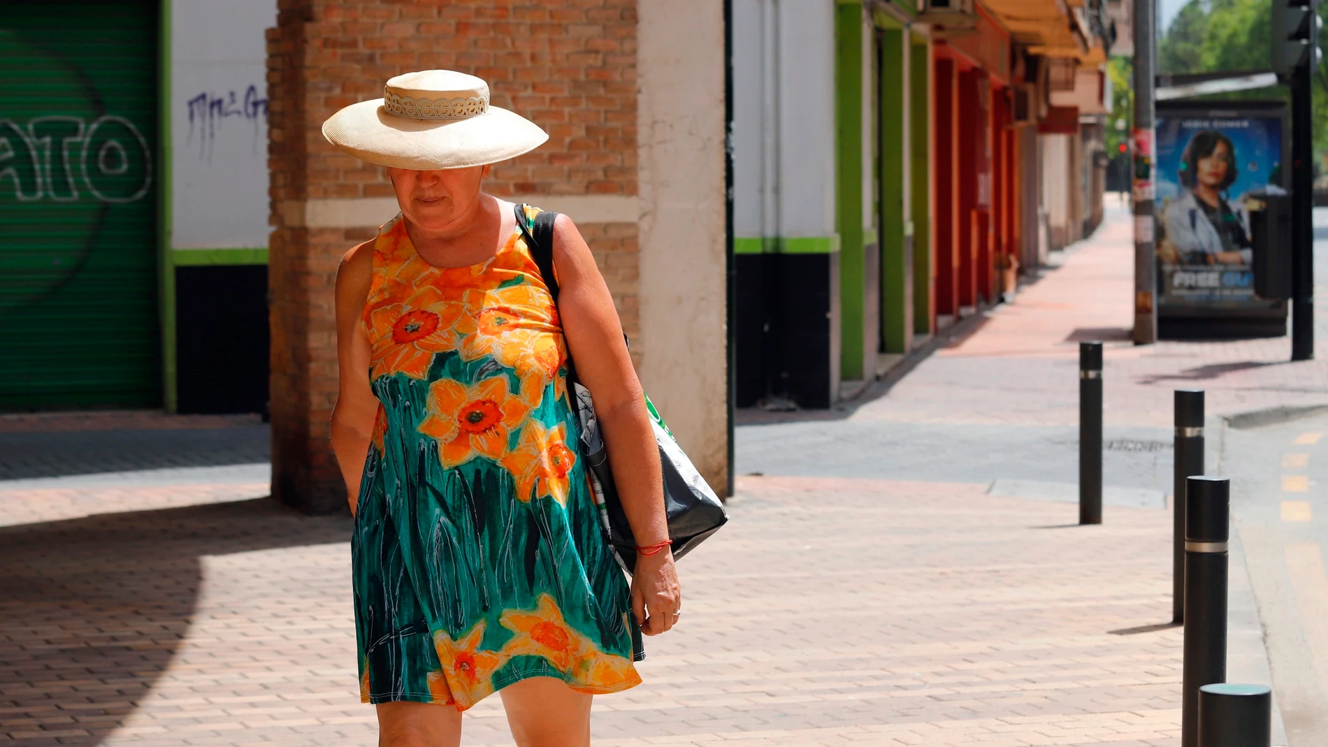 Una mujer camina por una calle del centro de Murcia, este domingo