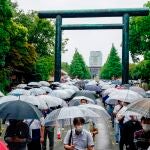 -FOTODELDÍA- TOKIO (JAPÓN), 15/08/2021.- Varias personas visitan el santuario de Yasukuni para rendir homenaje a los muertos en la guerra en el 76 aniversario del final de la Segunda Guerra Mundial, en Tokio, Japón, el 15 de agosto de 2021. El Gobierno japonés ofició hoy, día en que se cumplen 76 años de la rendición nipona que puso fin a la II Guerra Mundial, una ceremonia en Tokio para recordar a aquellos que perdieron la vida en el frente asiático de esta contienda. EFE/Kimimasa Mayama