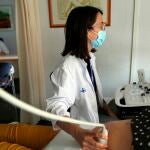 Una sanitaria hace una ecografía a una embarazada antes de ponerle la vacuna en el Hospital Vall d'Hebron de Barcelona