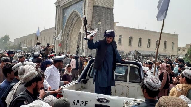 Un dirigente taliban se dirige a la multitud en las calles de Kandahar en Afganistán