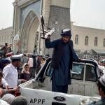 Un dirigente taliban se dirige a la multitud en las calles de Kandahar en Afganistán