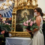 La presidenta Isabel Díaz Ayuso y el alcalde Martínez-Almeida, junto al cuadro de la Virgen de la Paloma, esta mañana
