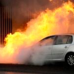 Vehículo ardiendo, en una imagen de archivo