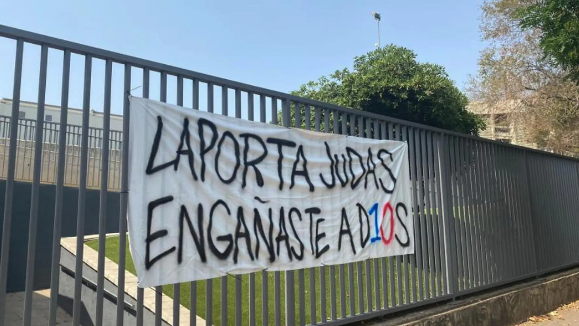 Pancarta contra Laporta. @oscarvillator09
