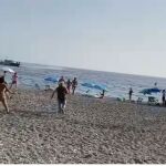 Captura de vídeo del momento en que los bañistas cercan a uno de los narcos