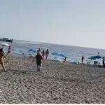 Captura de vídeo del momento en que los bañistas cercan a uno de los narcos