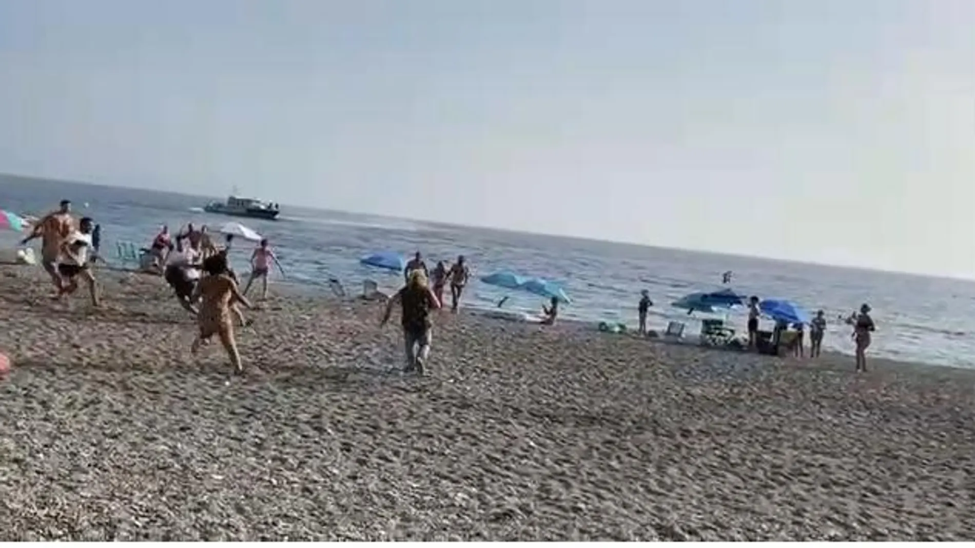 Captura de vídeo del momento en que los bañistas cercan a uno de los narcos
