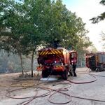 Los bomberos intentan sofocar el incendio de pastos que se ha declarado en la localidad madrileña de Batres
